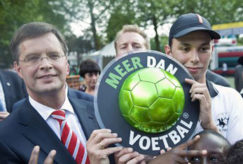 Balkenende trakteert N.E.C. op eerste groene bal